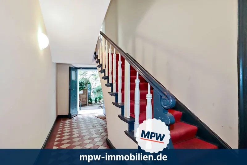 Stilvoll wohnen im Altbau: 2 Zimmer mit Balkon in begehrter Lage — photo 1